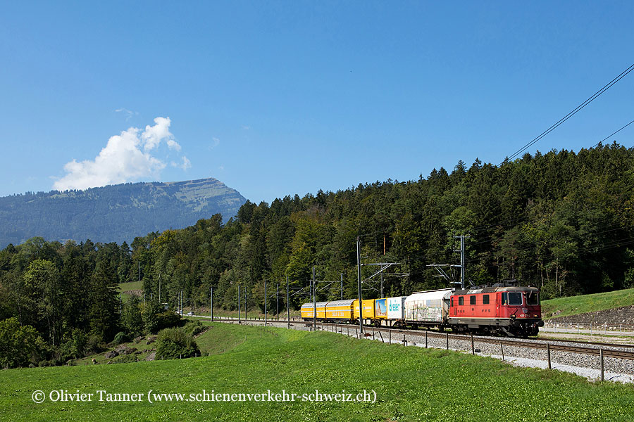 Re 4/4’’ 11279 mit einem Postzug nach Cadenazzo