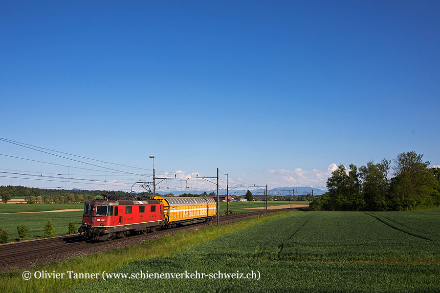Re 4/4’’ 11286 etwas übermotorisiert mit einem Postwagen Richtung Zürich