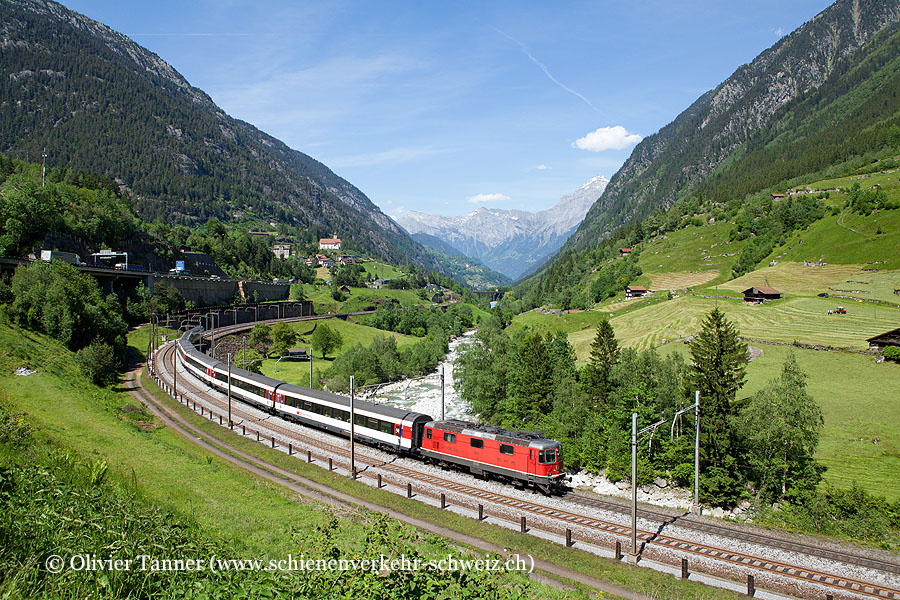 Re 4/4’’ 11151 mit Gotthard-IR