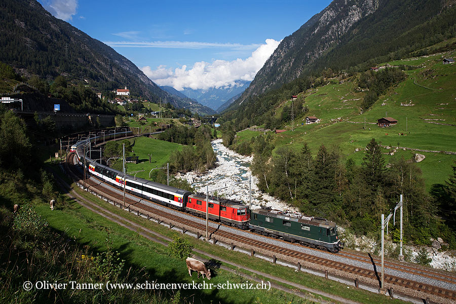 Re 4/4’’ 11161 und Re 4/4’’ 11200 mit dem Gotthard Panorama Express