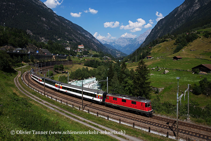 Re 4/4’’ 11181 mit dem Gotthard Panorama Express
