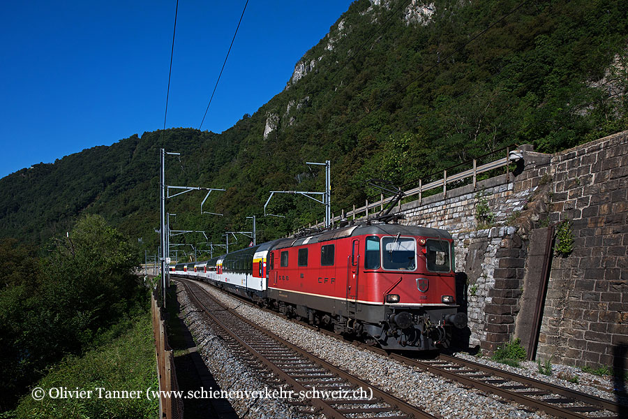 Re 4/4’’ 11196 mit dem Gotthard Panorama Express