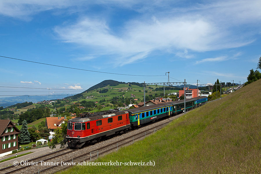 Re 4/4’’ 11204 mit Züri-Zug aus Einsiedeln