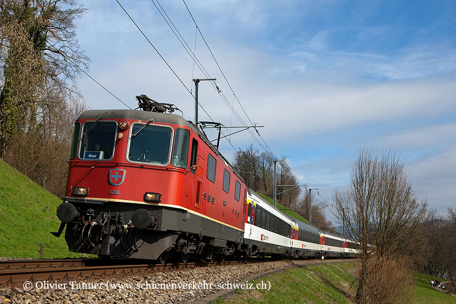 Re 4/4’’ 11206 mit stilreinem Gotthard-IR