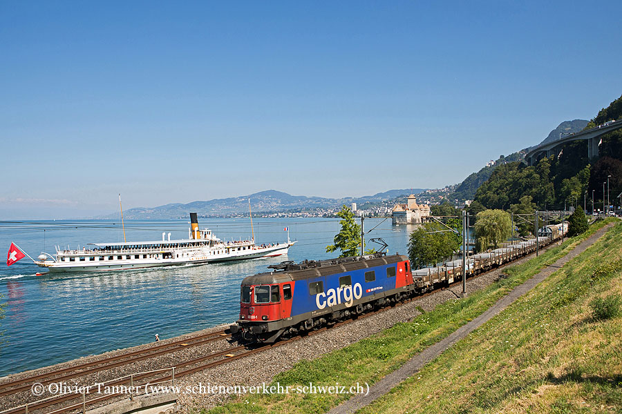 Re 620 033 vor dem wunderschönen Château de Chillon. Zeitgleich dampft der über 100-jährige Schaufelraddampfer ’’La Suisse’’ Lausanne entgegen.