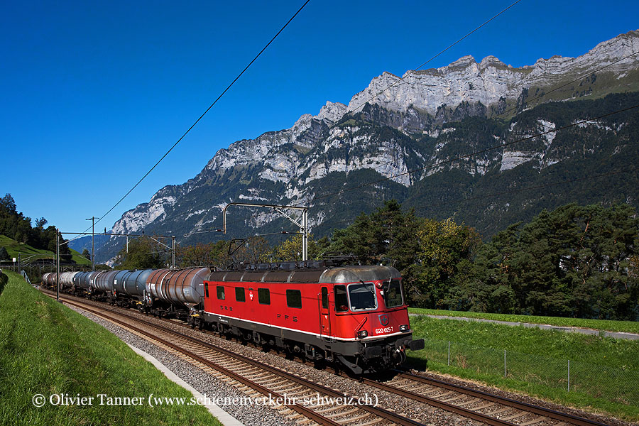 Re 6/6 11625 mit einem Oelzug