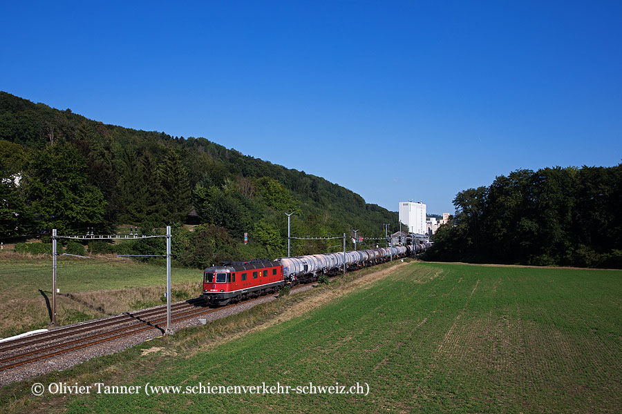 Re 6/6 11631 mit einem Oelzug