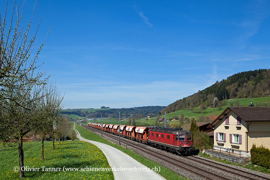 Re 6/6 11645 mit Kieswagen