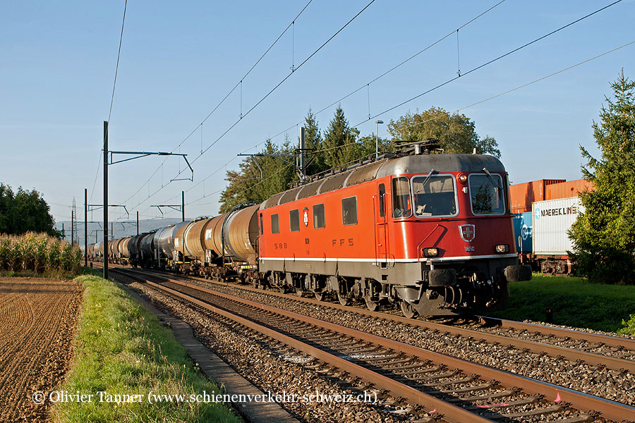 Re 6/6 11650 mit einem Oelzug