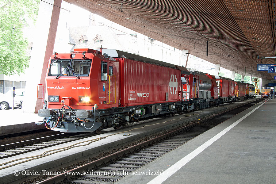 Lösch- und Rettungszug XTmas 9174 003 und im Hintergrund Ee 3/3 16390 anlässich der Ausstellung ’’Schutz & Rettung Zürich’’