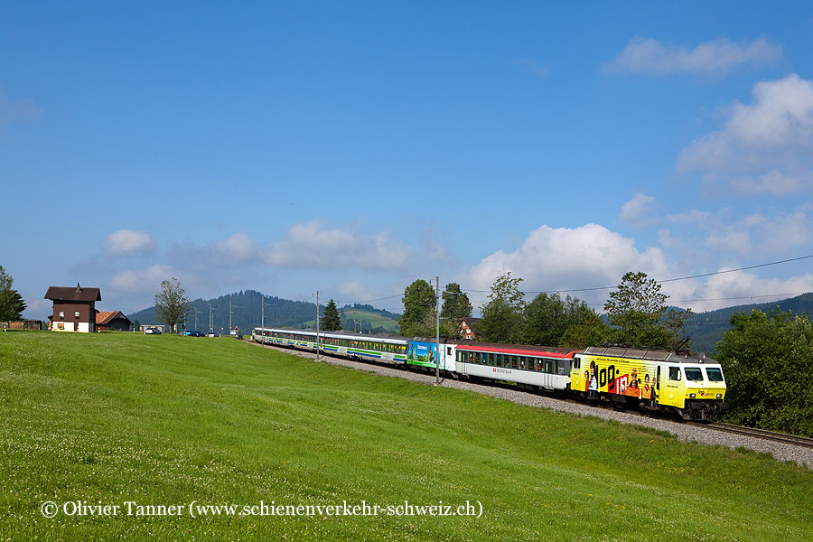 Re 446 017 ’’login’’ als Schublok mit dem Voralpen-Express Romanshorn – Luzern