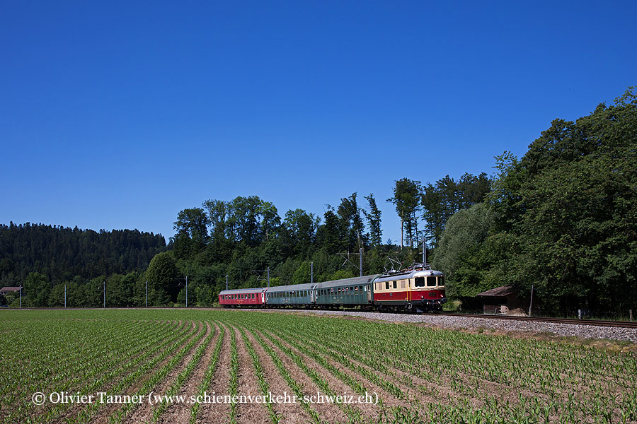 Re 4/4’ 10034 im TEE-Anstrich auf dem Weg nach Sumiswald-Grünen