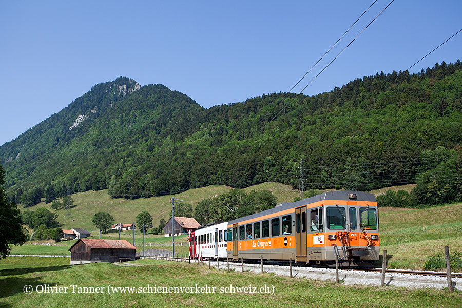 Regionalzug mit Be 4/4 121 auf dem Weg nach Bulle – Broc