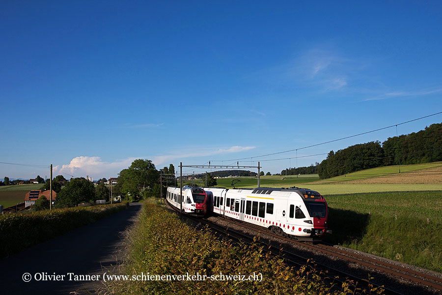 RABe 527 191 als RE Bern – Bulle kreuzt RABe 527 195 unter der formschönen Fahrleitung