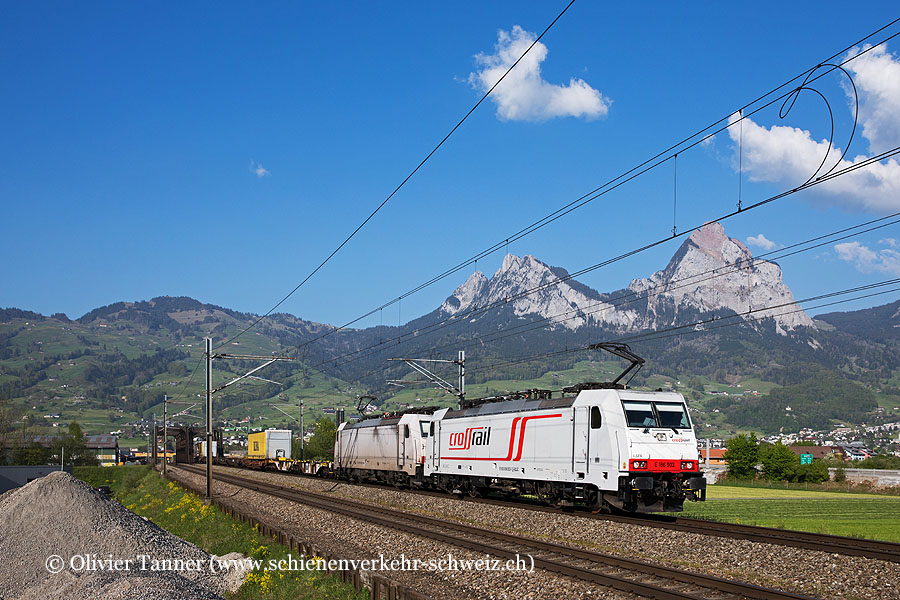 Br 186 903 und Br 186 908 (beide angemietet von Crossrail) mit einem Transitgüterzug vor dem Kleinen und Grossen Mythen
