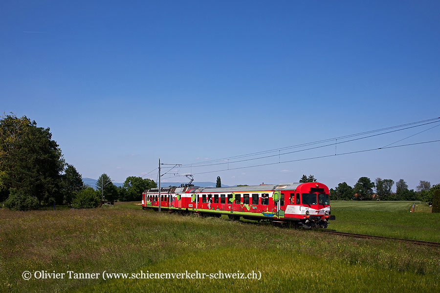 RBDeI-Zug mit RBDe 566 222 im farbenfrohen Design des Künstlers Pitch am Tag der Übernahme der Fahrzeuge durch den Verein Pendelzug Mirage